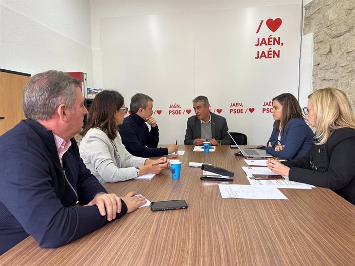 Reunión del nuevo Plan General de Ordenación Municipal (PGOM) entre el portavoz socialista en el Ayuntamiento, Julio Millán y el responsable de la redacción del plan.