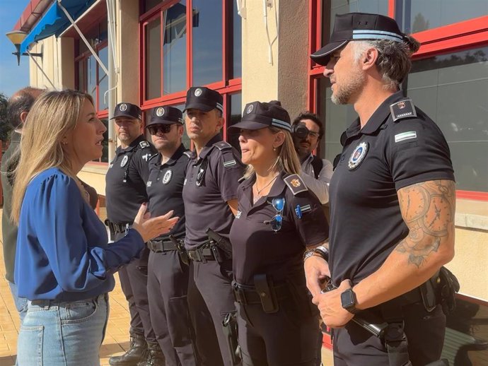 La presidenta de la Junta de Extremadura, María Guardiola, conversa con los policías locales que han partido este domingo desde Cáceres hacia la Comunidad Valenciana