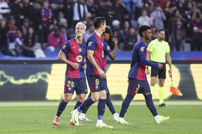 Dani Olmo celebra uno de sus goles en el Barcelona-Espanyol