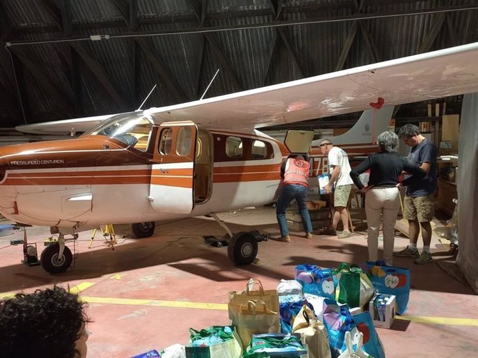 Miembros de la AAAH  cargan una avioneta con alimentos y artículos de primera necesidad en el aeropuerto Son Bonet de Palma de Mallorca