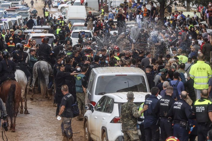 Varias personas increpan a los Reyes, el presidente del Gobierno y el presidente de la Generalitat valenciana, durante su visita a una zona afectada por la DANA, a 3 de noviembre de 2024, en Paiporta, Valencia, Comunidad Valenciana (España). Los Reyes han