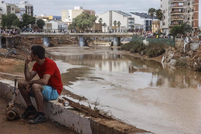 Varias personas limpian los estragos ocasionados por la DANA, a 1 de noviembre de 2024, en Paiporta, Valencia, Comunidad Valenciana (España). 