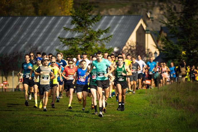 Participantes este domingo en la XVI edición del Cross del Juncaral de Villanúa con la carrera ya lanzada.