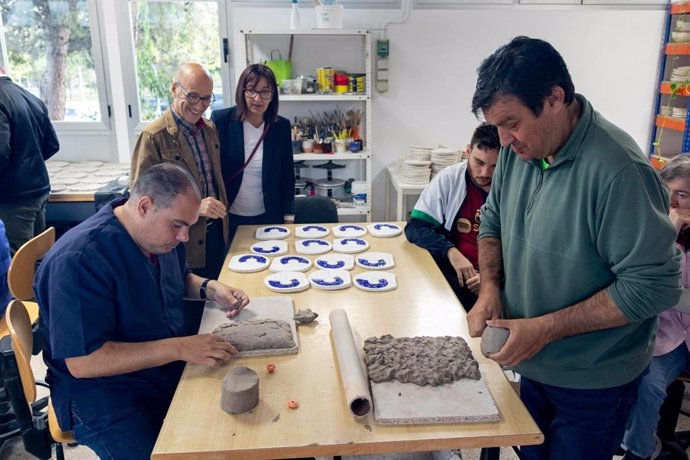 Concejal delegado de Deportes del Ayuntamiento de Zaragoza, Félix Brocate, durante su visita este domingo al taller ocupacional AlmaATADES Cerámica.