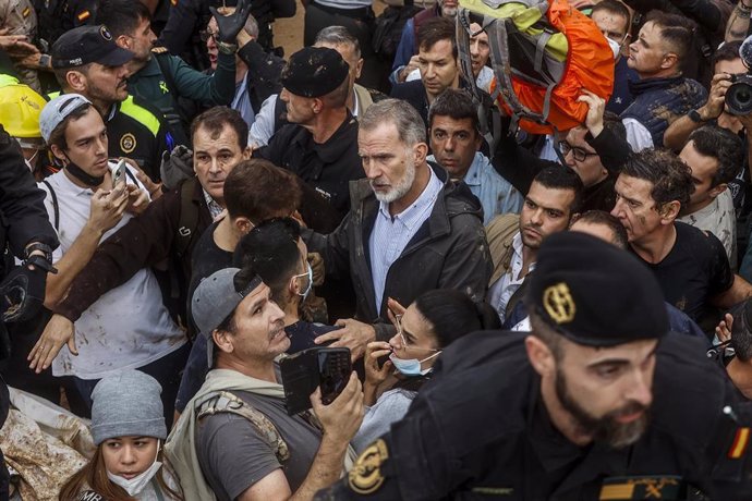 El Rey Felipe VI y el presidente de la Generalitat valenciana, Carlos Mazón, durante su visita a una zona afectada por la DANA