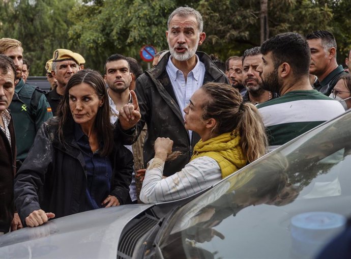 El Rey Felipe VI y la Reina Letizia durante su visita a una zona afectada por la DANA, a 3 de noviembre de 2024, en Paiporta, Valencia, Comunidad Valenciana (España).