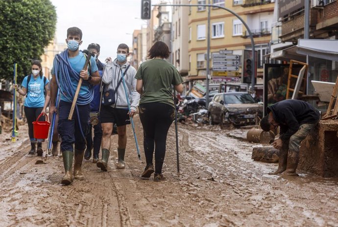 Imagen de personas en la localidad valenciana de Alfafar, una de las poblaciones afectadas por la DANA.