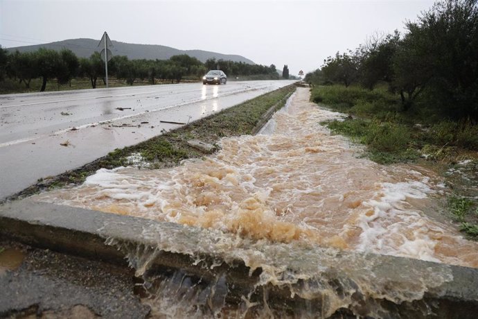 Un arcén inundado por la DANA, a 31 de octubre de 2024, en Torre d'En Domènec, Castellón, Comunidad Valenciana (España).