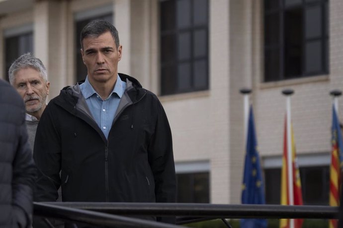 El presidente del Gobierno, Pedro Sánchez (d)