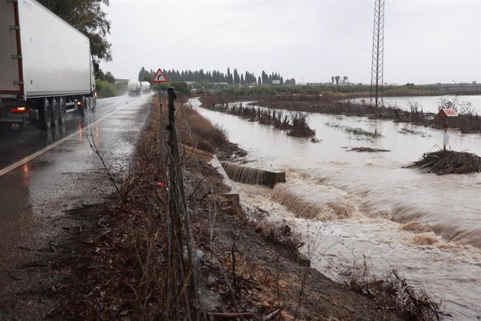 Arroyo El Saladillo que amenazaba con desbordarse, en Arahal. A 31 de octubre de 2024, en Sevilla (Andalucía, España). 