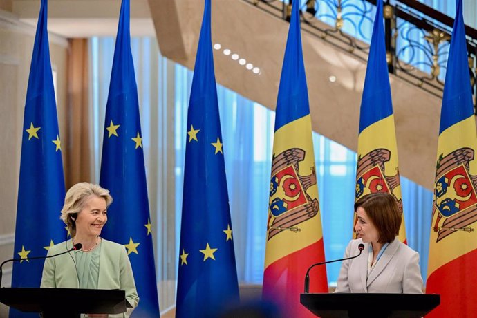 La presidenta de  la Comisión Europea, Ursula von der Leyen, y la presidenta reelecta de Moldavia, Maia Sandu 