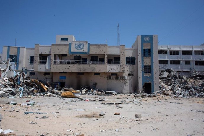 Archivo - Sede de la UNRWA destruida en la Franja de Gaza