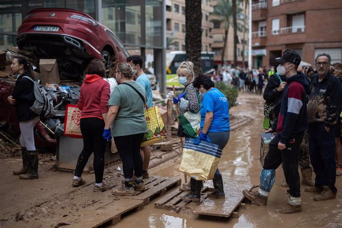 Varias personas hacen cola para conseguir comida, a 3 de noviembre de 2024, en Paiporta, Valencia