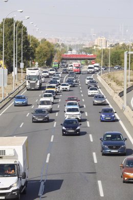 Varios vehículos en una carretera