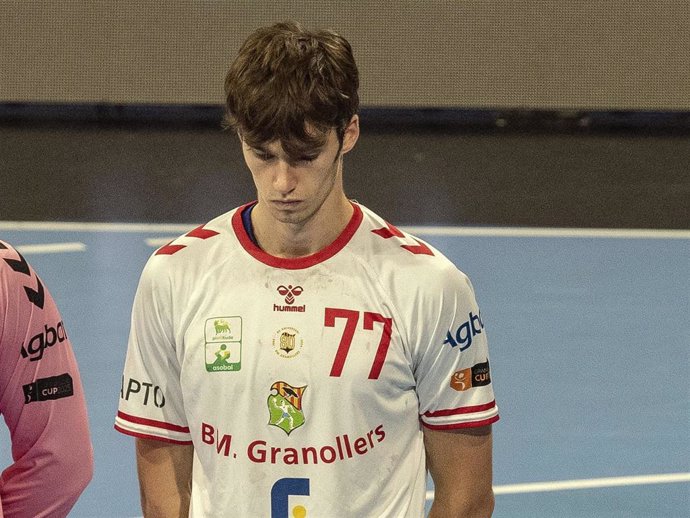 Pablo Urdangarin guarda un minuto de silencio junto a su equipo por las victimas de la Dana en la Comunidad Valenciana durante el partido de balonmano  del Fraikin BM.