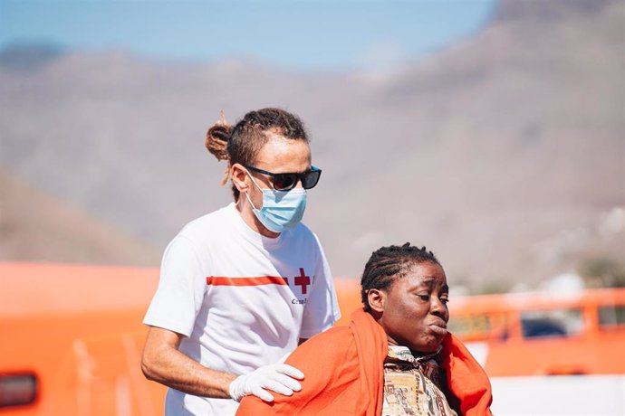 Llegada de una patera al puerto de San Sebastián de la Gomera, a 10 de octubre de 2024, en San Sebastián de la Gomera, Islas Canarias (España). Dos embarcaciones con unos 106 migrantes llegan a Canarias y son trasladados hasta el muelle de La Restinga, en