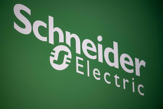 Archivo - FILED - 01 September 2022, Berlin: The Schneider Electric logo at the IFA electronics trade show. Photo: Fabian Sommer/dpa