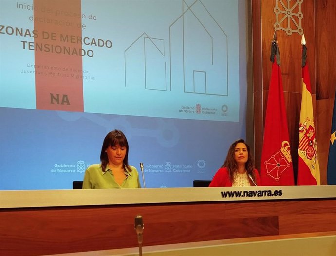 La vicepresidenta tercera y consejera de Vivienda, Juventud y Políticas Migratorias del Gobierno de Navarra, Begoña Alfaro, junto a la directora general de Vivienda, Elga Molina