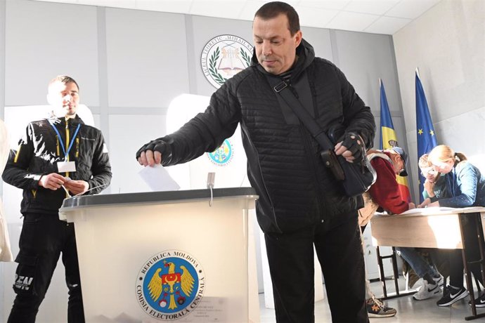 Un hombre vota durante la segunda vuelta de las presidenciales en Moldavia en un colegio electoral en Chisinau (archivo)