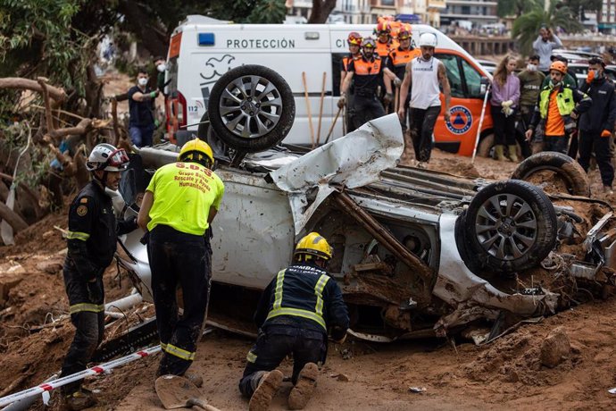 Los Servicios de Emergencias buscan a una víctima en un coche, a 3 de noviembre de 2024, en Paiporta, Valencia, Comunidad Valenciana (España). La Generalitat valenciana ha decidido limitar durante la jornada de hoy el tránsito de personas en los municipio