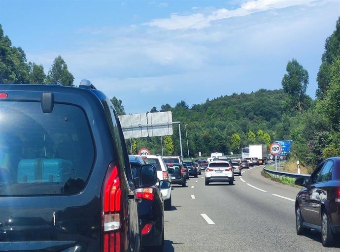 Archivo - Tráfico en carreteras asturianas