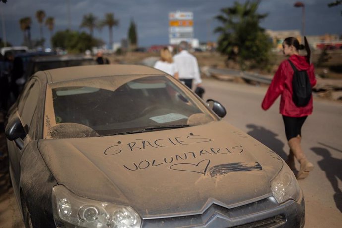 Mensaje en un coche a los vluntarios que ayudan en los estragos por la DANA.