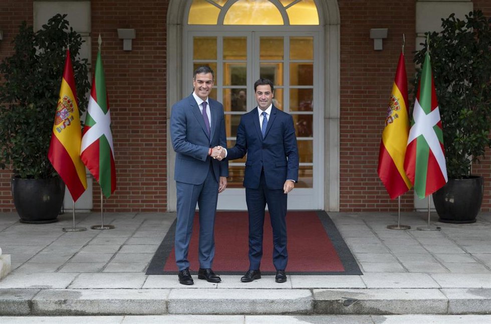 Archivo - El presidente del Gobierno, Pedro Sánchez (i), recibe al lehendakari Imanol Pradales (d), en el Complejo de La Moncloa, a 20 de septiembre de 2024, en Madrid (España).