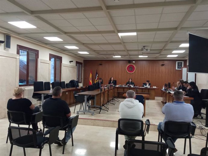 Los cuatro condenados, durante el juicio, en la Audiencia Provincial.