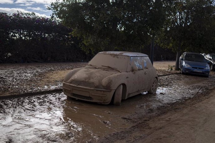 Un coche sepultado por el barro, a 2 de noviembre de 2024, en Valencia, Comunidad Valenciana (España).