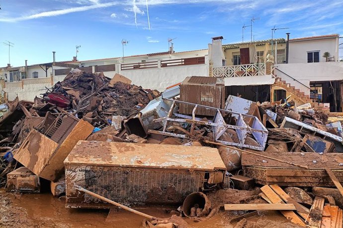 Imagen de enseres acumulados en los exteriores de las casas, a 1 de noviembre de 2024, en Utiel, Valencia, Comunidad Valenciana (España). 