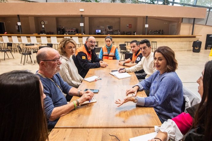 La alcaldesa de Teruel, Emma Buj, durante la reunión mantenida este domingo con representantes de Protección Civil, Federación de Vecinos San Fernando y Banco de Alimentos de Teruel.