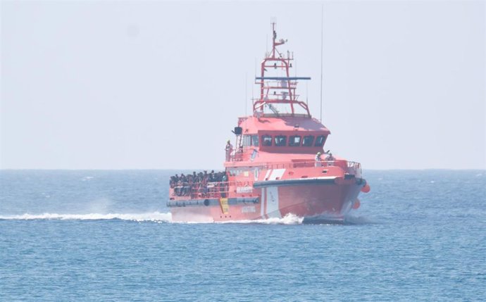 Archivo - El barco Guardamar Talia de Salvamento Marítimo traslada alrededor de 180 personas a Puerto del Rosario, a 23 de septiembre de 2024, en Puerto del Rosario, Fuerteventura, Canarias (España). Salvamento Marítimo ha interceptado durante la mañana d