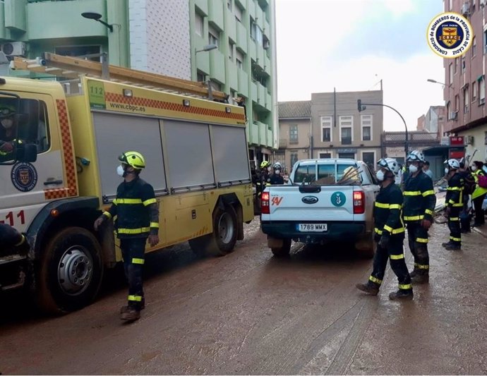 Bomberos del Consorcio de la provincia de Cádiz en tareas de limpieza y rescate en Valencia tras el paso de la DANA