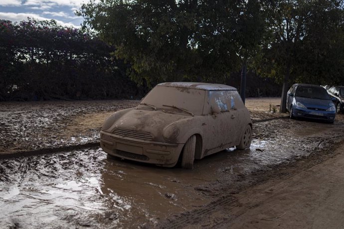 Un coche sepultado por el barro, a 2 de noviembre de 2024, en Valencia, Comunidad Valenciana (España). Más de 200 voluntarios de Protección Civil de toda España están participando en las tareas de emergencia como consecuencia de la DANA que el pasado 29 d