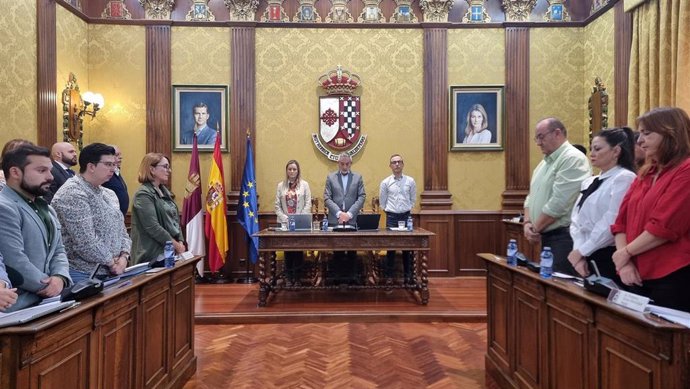 Minuto de silencio en el Ayuntamiento de Valdepeñas por las víctimas de la DANA.