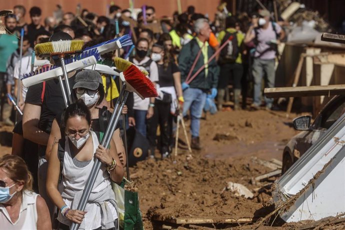 Imagen de personas voluntarias en un municipio valencianos afectado por la DANA para colaborar en las labores de limpieza. 