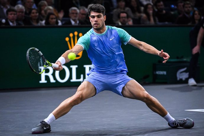 31 October 2024, France, Paris: Spanish tennis player Carlos Alcaraz in action against French Ugo Humbert during their men's singles round of 16 match of the Rolex Paris Masters tennis tournament at Accor Arena. Photo: Matthieu Mirville/ZUMA Press Wire/dp