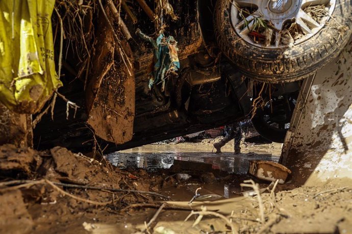 Un coche volcado en Alfafar