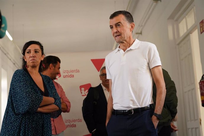 El coordinador federal de IU, Antonio Maíllo, atiende a los medios de comunicación durante un encuentro con AMPAS de centros educativos públicos de la provincia , a 10 de abril de 2024 en Sevilla (Andalucía, España). 