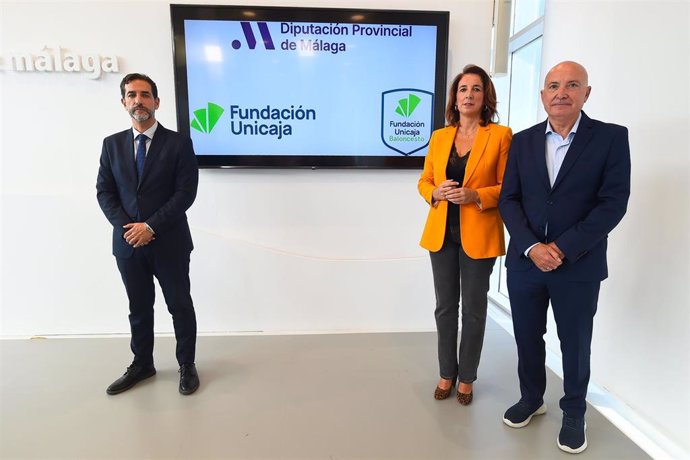 El director de Actividades Sociales de la Fundación Unicaja, Miguel Gil; el presidente de Unicaja Baloncesto, Antonio J. López Nieto; y la vicepresidenta tercera y diputada de Ciudadanía y Equilibrio Territorial, Antonia Ledesma.