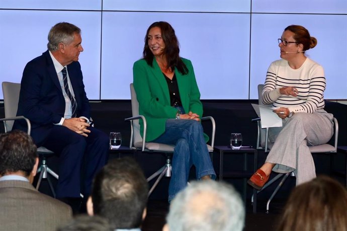 La consejera de Inclusión Social, Loles López, en la presentación del servicio de apoyo psicológico 'Cuidados en Red' de la empresa Clece en la Galería ABC, en Sevilla.