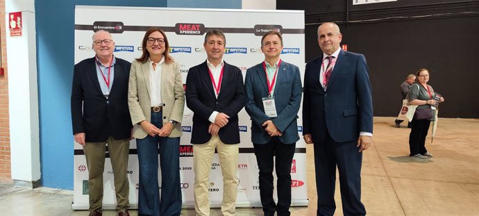 El director de la feria, Jorge Martín, junto a las autoridades