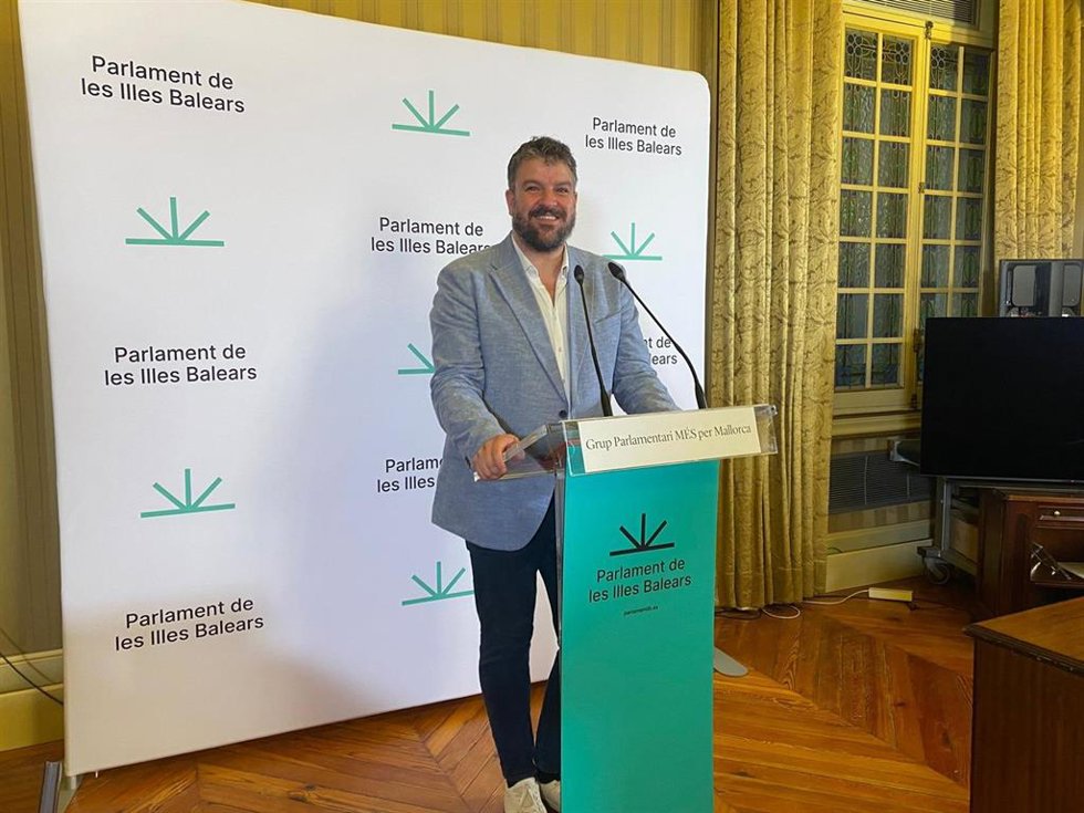 Archivo - El portavoz de MÉS per Mallorca en el Parlament, Lluís Apesteguia.