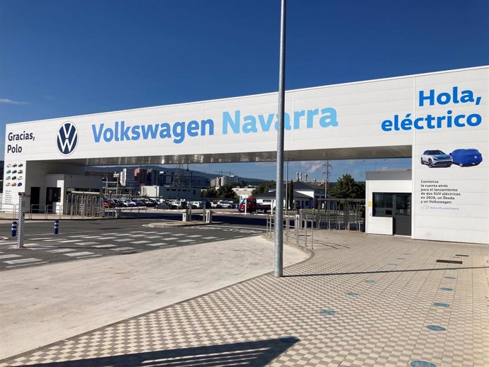 Archivo - Entrada principal de la empresa Volkswagen Navarra.