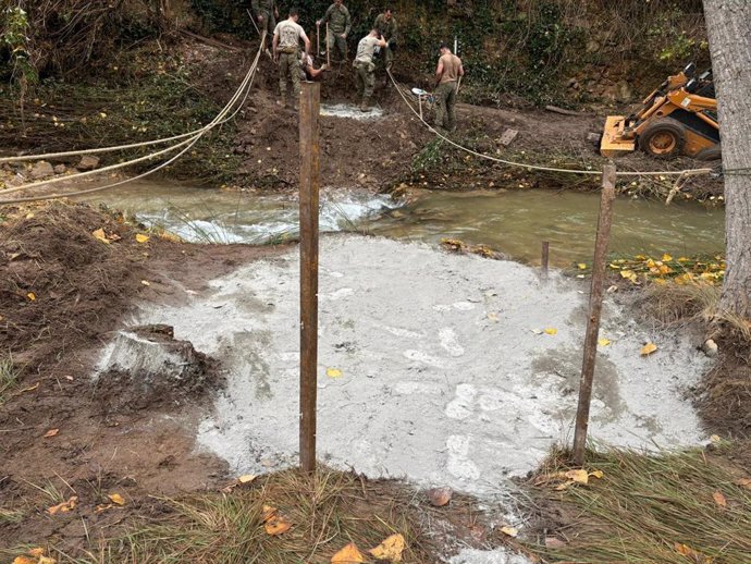 El Ejército construye en Landete una pasarela sobre el río mientras se arregla el puente dañado por la DANA