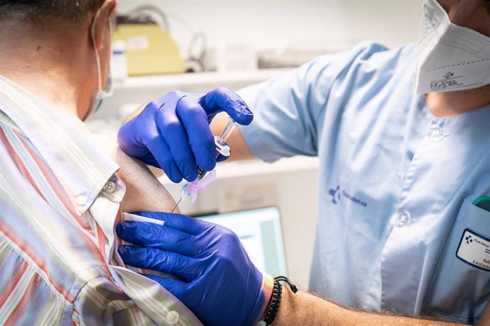 Archivo - Una persona se vacuna de la gripe en un centro de Salud en Euskadi