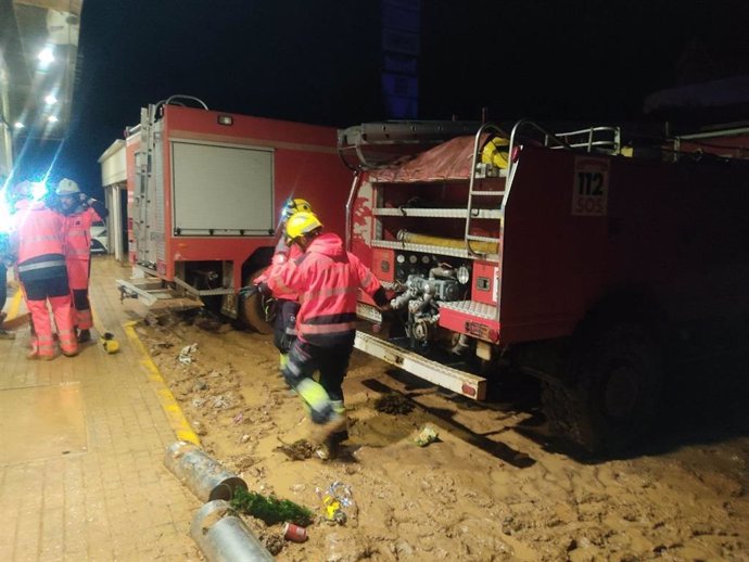 Bomberos de Mallorca participan en un achique en un aparcamiento de un hotel en Alfafar