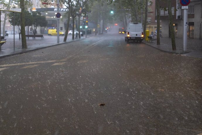 Aceras y carreteras anegadas por la lluvia, a 30 de octubre de 2024, en Barcelona