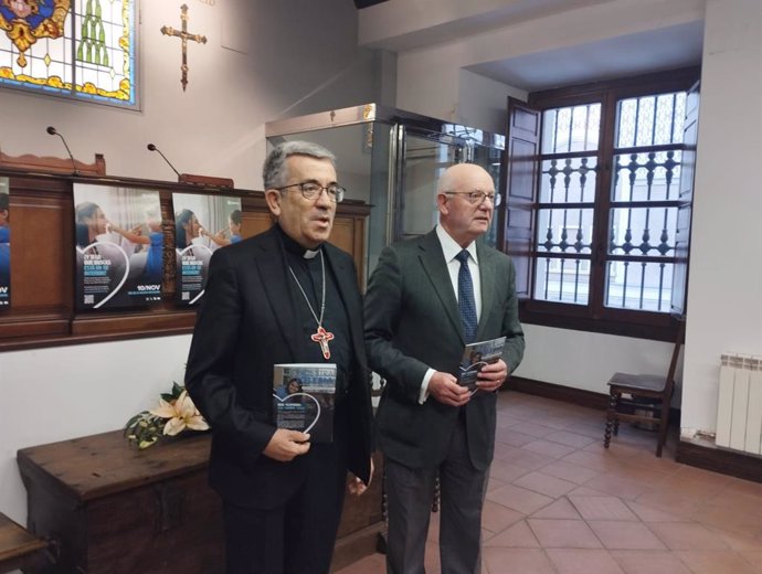 El arzobispo de Valladolid pide al Estado que siga el ejemplo de la "ola de solidaridad de la sociedad civil". En la foto, el arzobispo de Valladolid, Luis Javier Argüello (izda) y el ecónomo diocesano José María Conde.