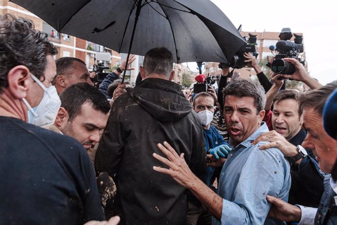 El presidente de la Generalitat, Carlos Mazón, durante su visita a una zona afectada por la DANA